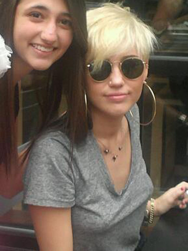 miley-cyrus-posing-with-fans-on-instagram-02.jpg